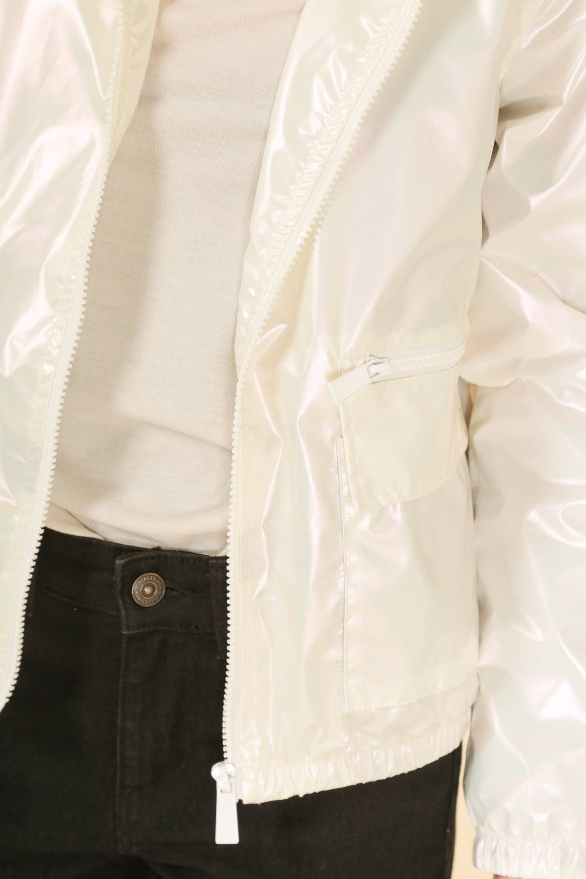 Attrait Paris – Engroshandel Vindjakke - Dame – Kort metallisk vindjakke med hætte og integreret skygge23