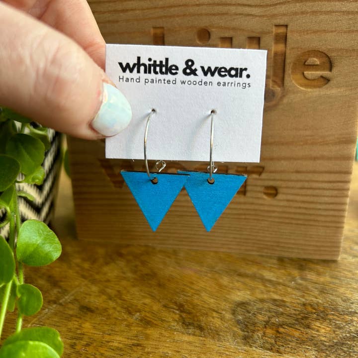 Pendentifs triangulaires. bleu pour la vente par Whittle and Wear