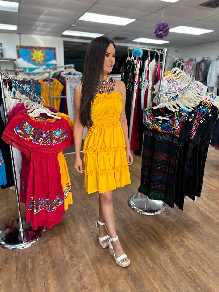 Abito con volant senza spalline in tinta unita per la vendita all'ingrosso da parte di Cielito Lindo