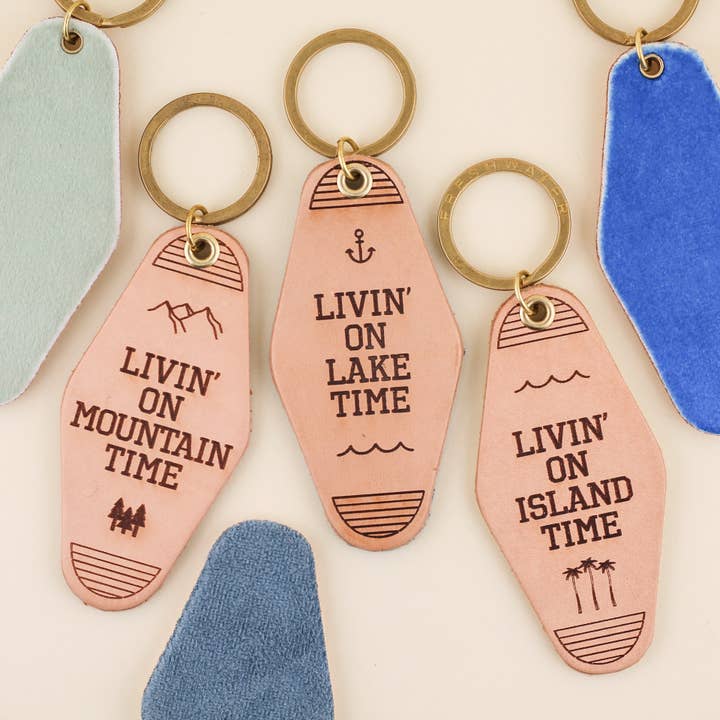 Freshwater Curated Goods - Wholesale Sleutelhanger - Uniseks - Livin' On Mountain Time Hotel sleutelhanger1