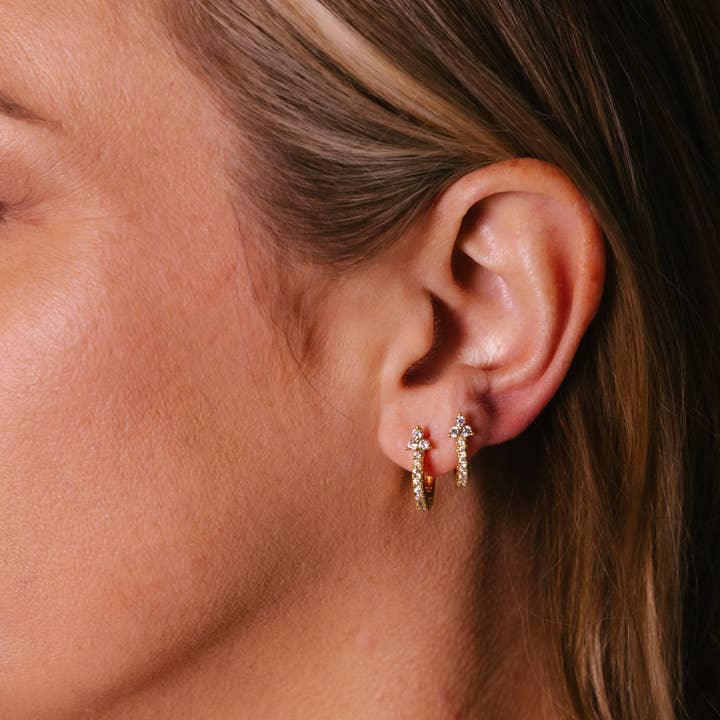 Gnistre Trinity Pavé Huggie for engroshandel hos MW Curated