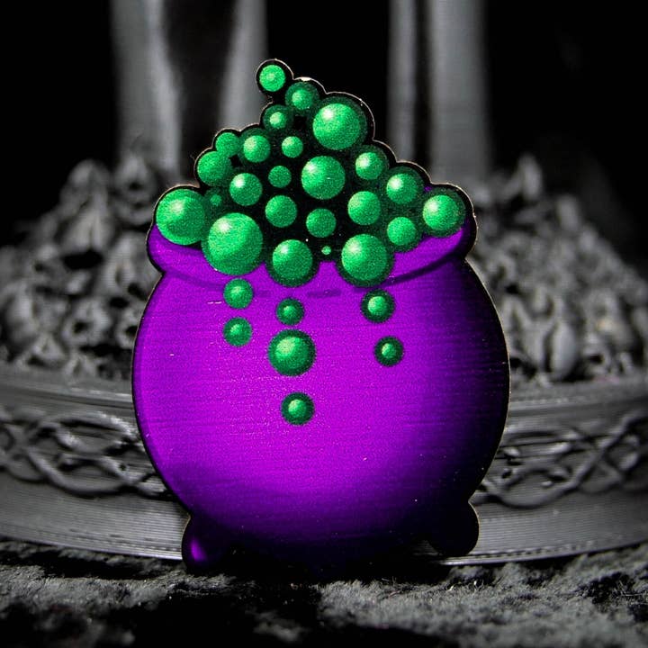 Cauldron Wooden Pin Badge | Witch & Wizard Gift Gothic Pin for engroshandel hos The Gothic Stationery Company