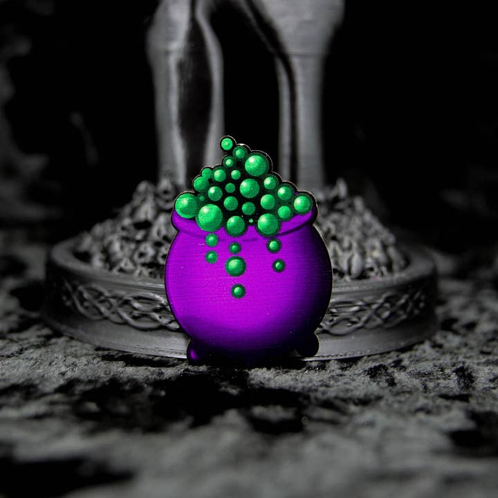 Badge d'épingle en bois chaudron | Épingle gothique cadeau sorcière et sorcier pour la vente par The Gothic Stationery Company