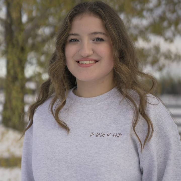 Pony Up Crewneck - Gris avec Bordeaux pour la vente par Laced Reins Equestrian