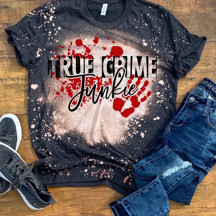 T-shirt True Crime Junkie pour la vente par Kerry Creates