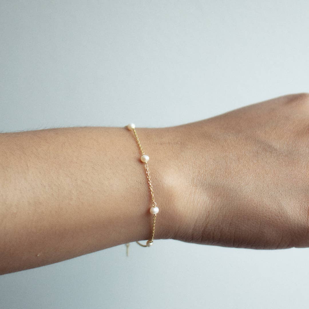 Aurora Jewels – wholesale Link & chain bracelet – Dainty Pearl Chain Bracelet3