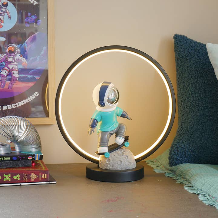 Steepletone UK Ltd – Großhandel Akzent-/Schreibtischleuchte – ASTRO LIGHTS - Astronaut Nachttischleuchten