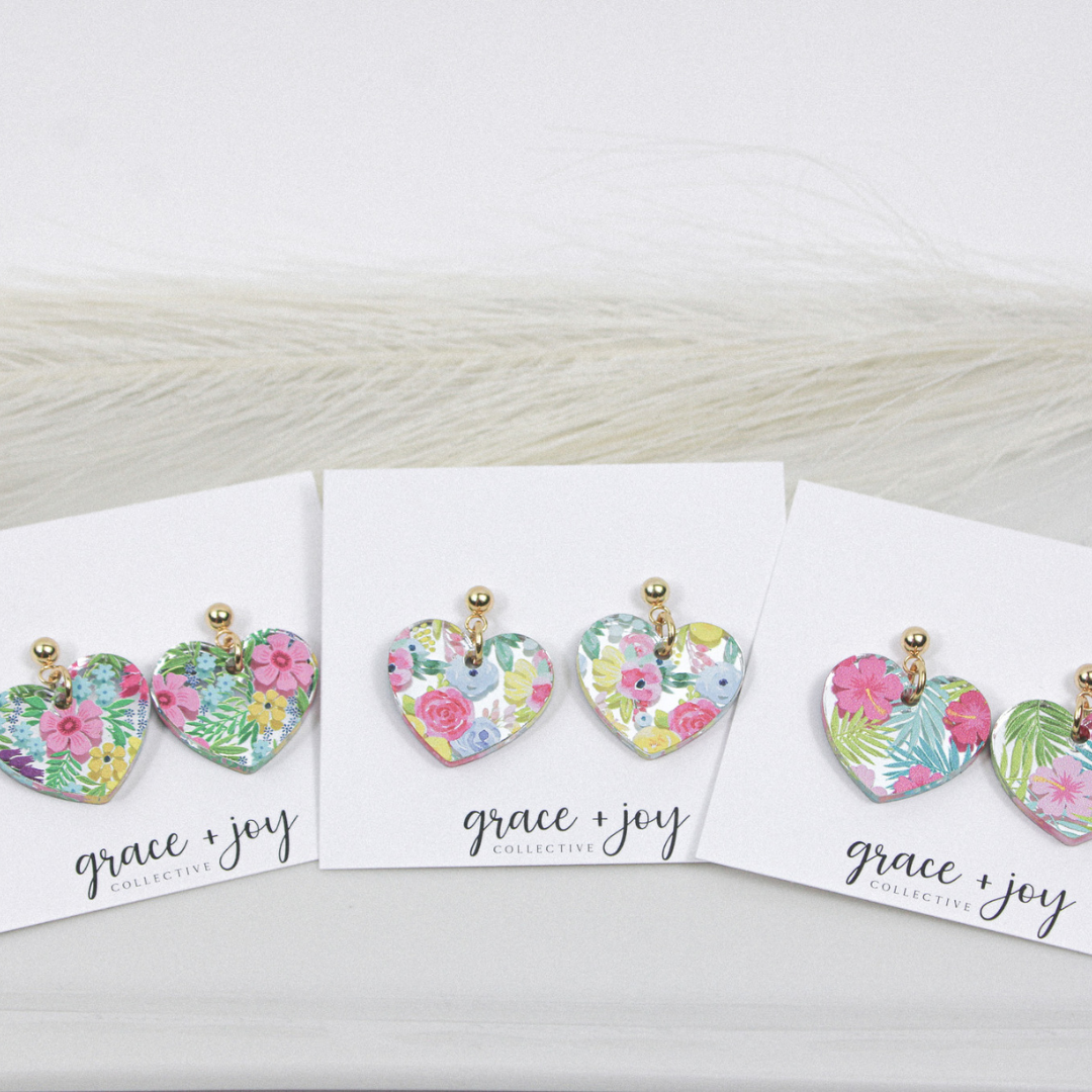 Grace + Joy Collective - Wholesale Hangende/ronde oorbellen - Bloemvormige Hart Hanger Oorbellen, Acryl Oorbellen Bloem1