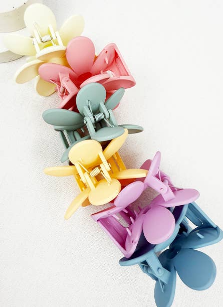 MIX COLOR Daisy Matte Hair Claw for wholesale on Faire5
