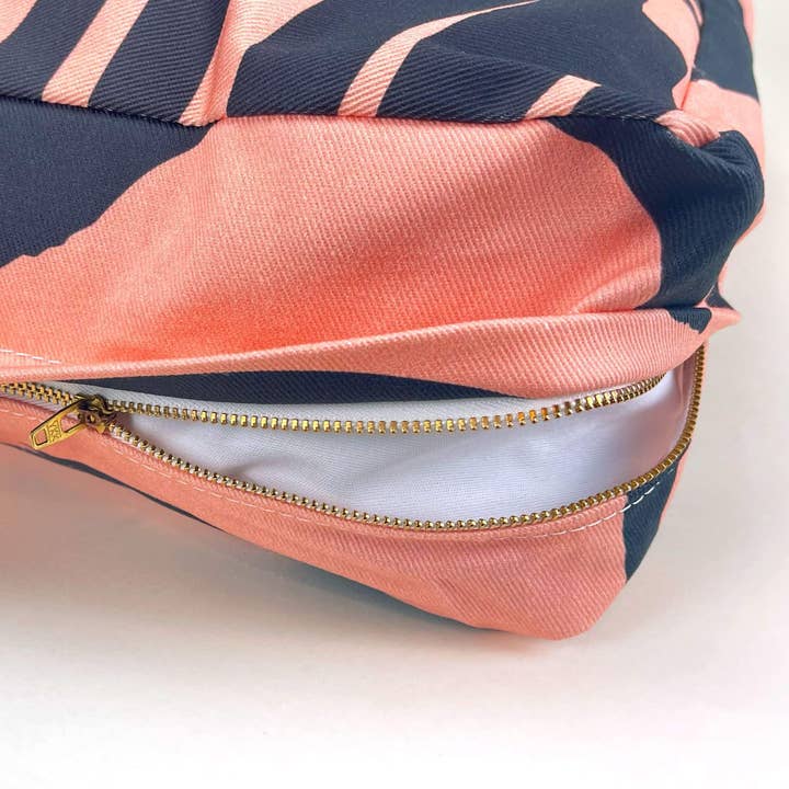 ADC Houndstone & Co. – cama - Gato e cão por atacado – Cama para Cão com Estampa Floral, Forro Impermeável, Fabricado nos EUA, 28"l x 18"p x 4,25"a, Adequado para Animais de Estimação Pequenos4