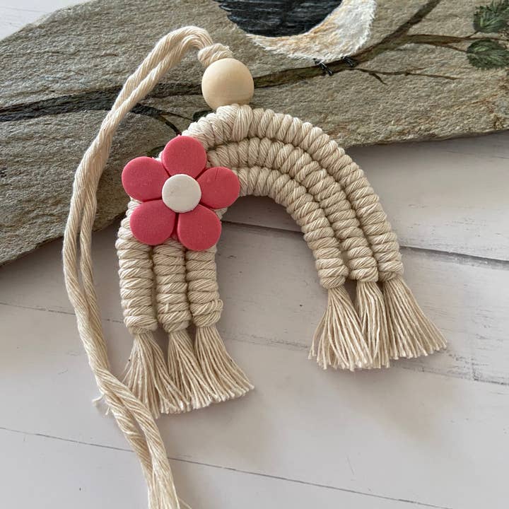 Diffuseur de voiture Daisy macramé arc-en-ciel pour la vente par Chickadee Creations