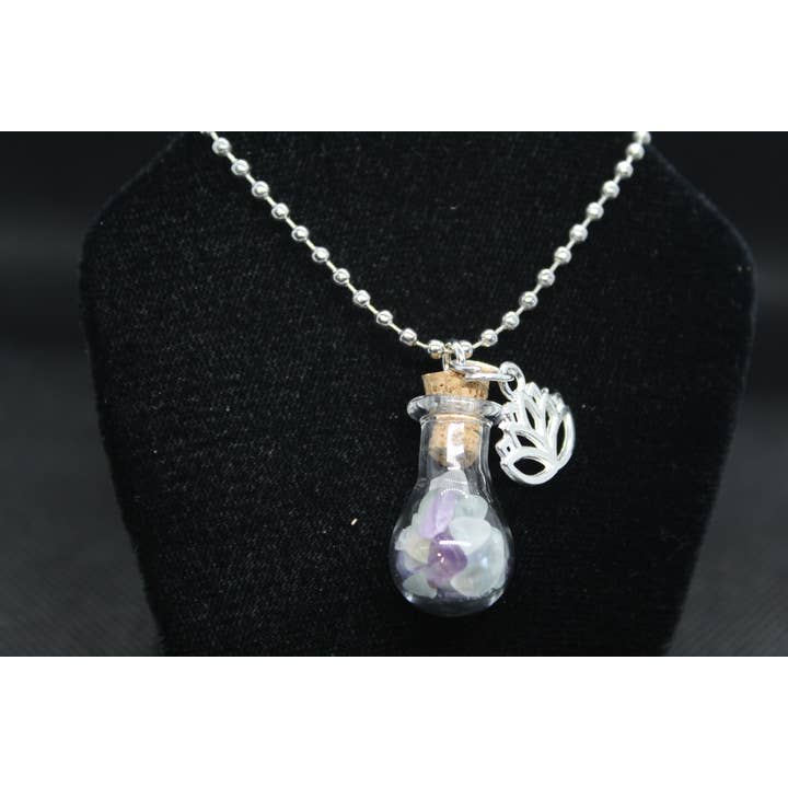 Bouteille de potion en verre fluorite Lotus Collier sorcière en cristal pour la vente par Witchcrafted in MI