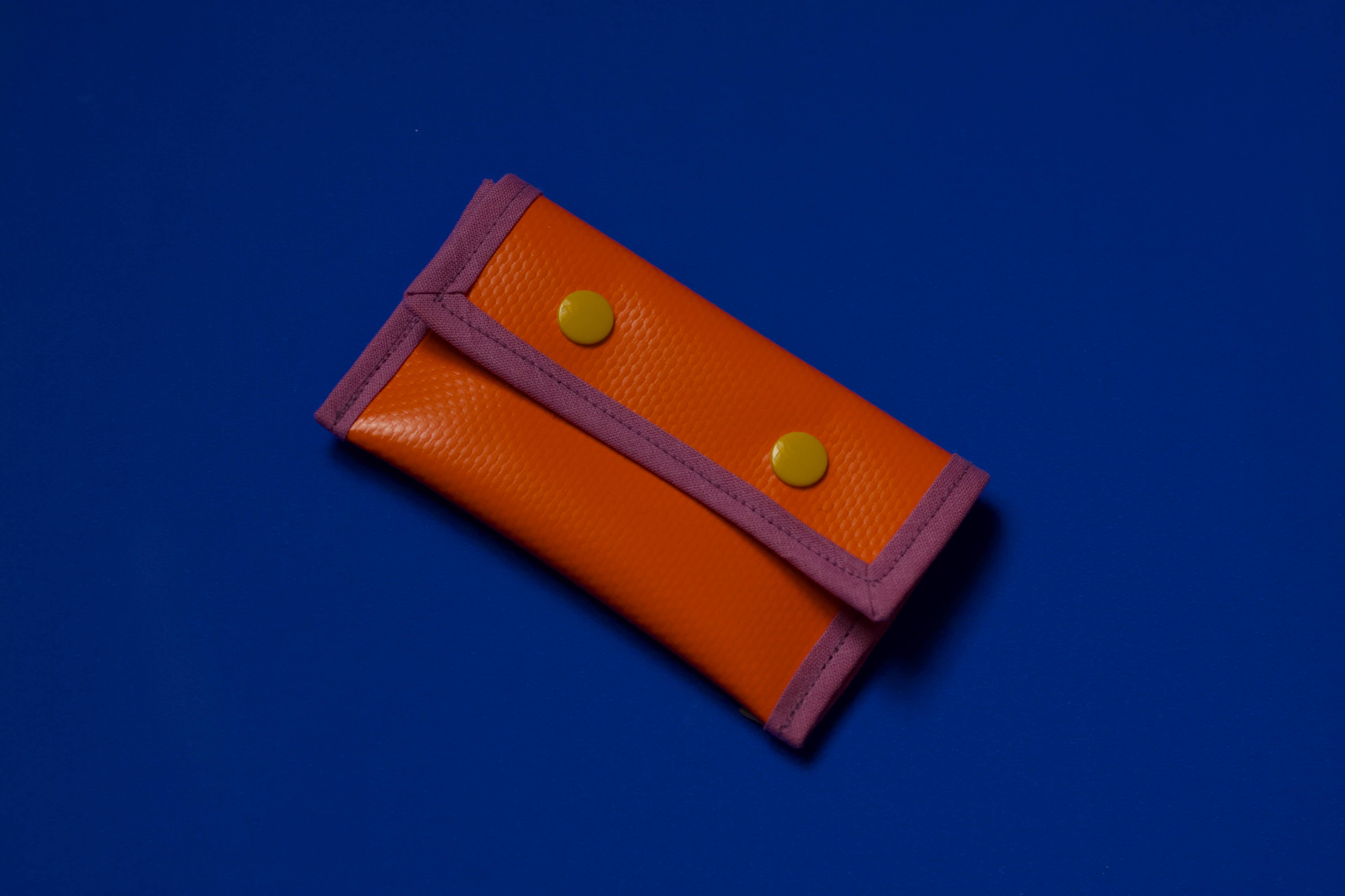 Pikto3000 - Vendita all'ingrosso Portafogli - Donna - Portafoglio con bottoni a pressione I Upcycling I Coucou LKW - Arancione e lilla