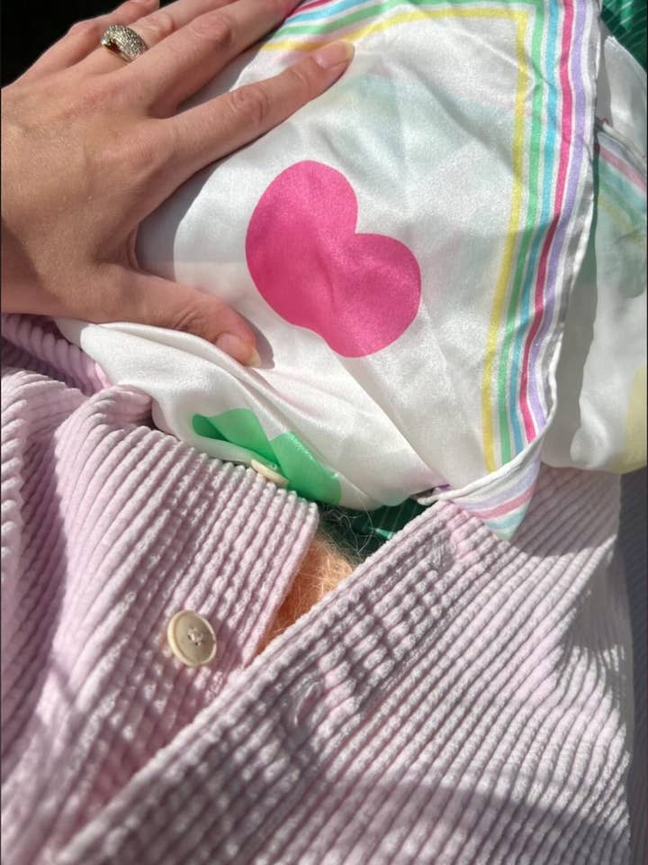 Foulard NORMA Blanc Coeurs Pastels pour la vente par Léopoldine Chateau