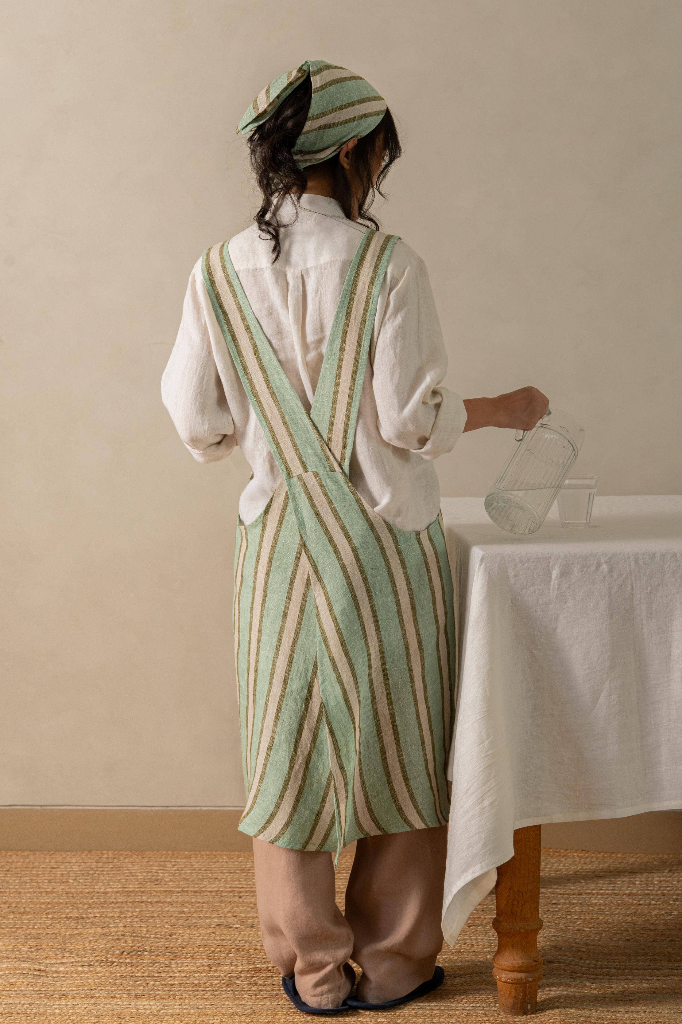 Live Linen – Großhandel Schürzen – Handgefertigte Sylph Cross Back Leinen Schürze – Alltagstaugliches Essential1