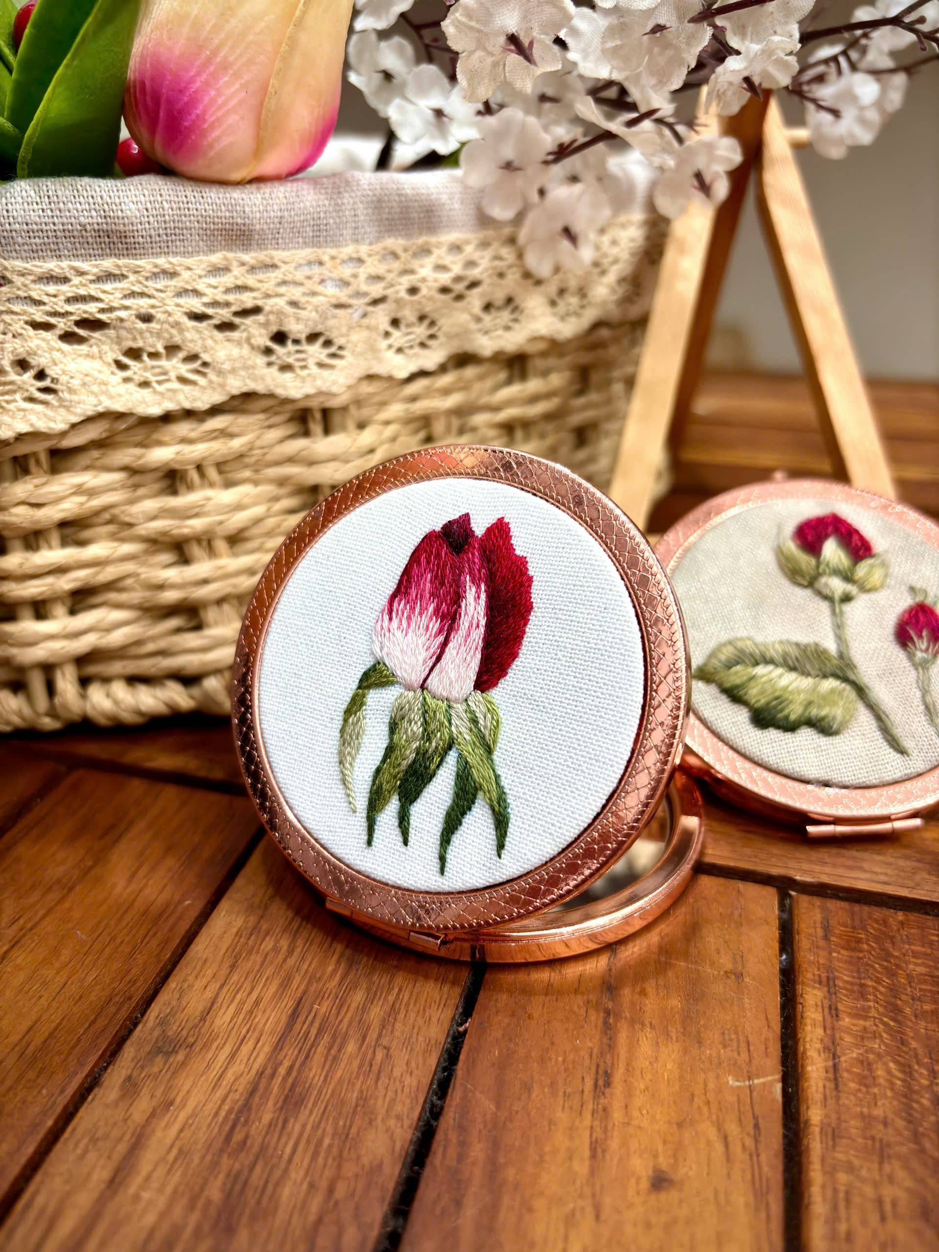 Maple Dream Store – Engroshandel Kompaktspejl – Premium Vintage Blomstret Håndbroderet Lommespejl24