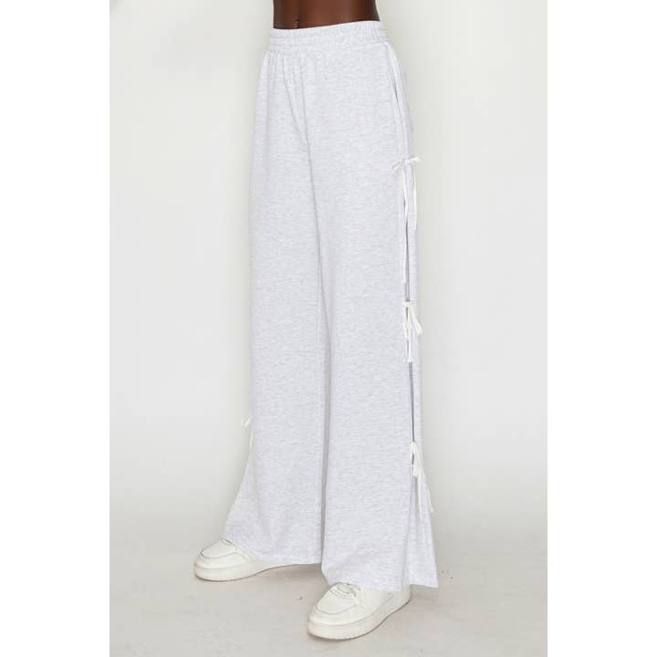 CALÇAS COM FITAS LATERAIS e outras tendências em Compre roupas qualidade B2B. Devoluções gratuitas e condições de pagamento a 60 dias na Faire na Faire.