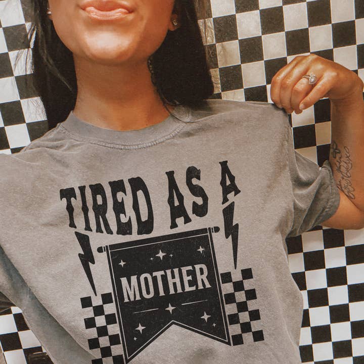 Maglietta comfort colors "Stanca come una mamma" per la vendita all'ingrosso da parte di Jade & Ali Co. Boutique