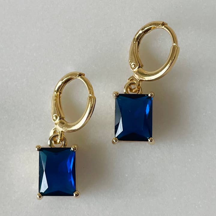 Huggies en pierre bleu saphir pour la vente par House of Au.ORA