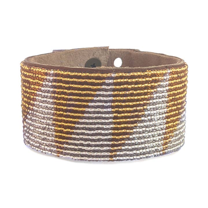 Grande manchette en cuir à trois perles argentées et dorées pour la vente par Swahili Coast