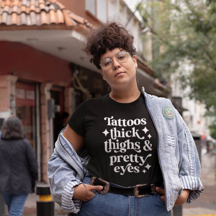 Wickedly Divine Shop – T-shirt estampada - Mulher por atacado – Camisa Grossa, Tatutoo Pretty Eyes, Tatutoo Lover2