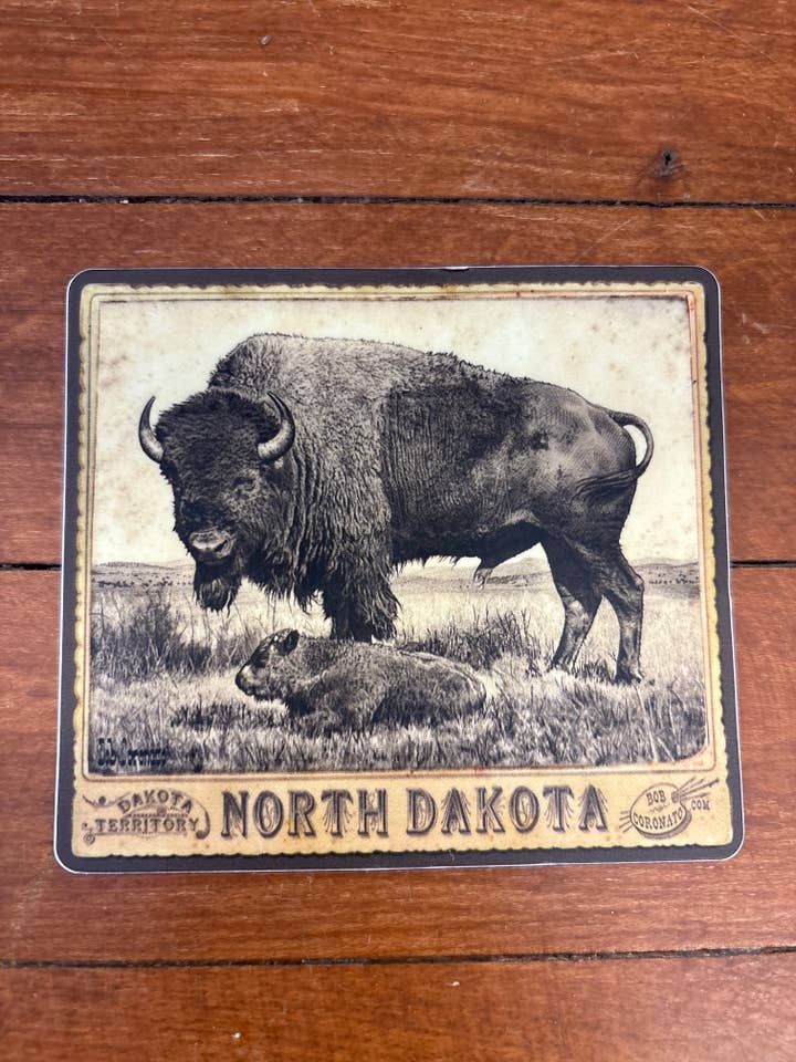 Buffalo & Veau : Dakota du Nord (Autocollant) - Carte de cabinet vintage pour la vente par Black Hills Curio Co.-Bob Coronato Licensed Home Décor