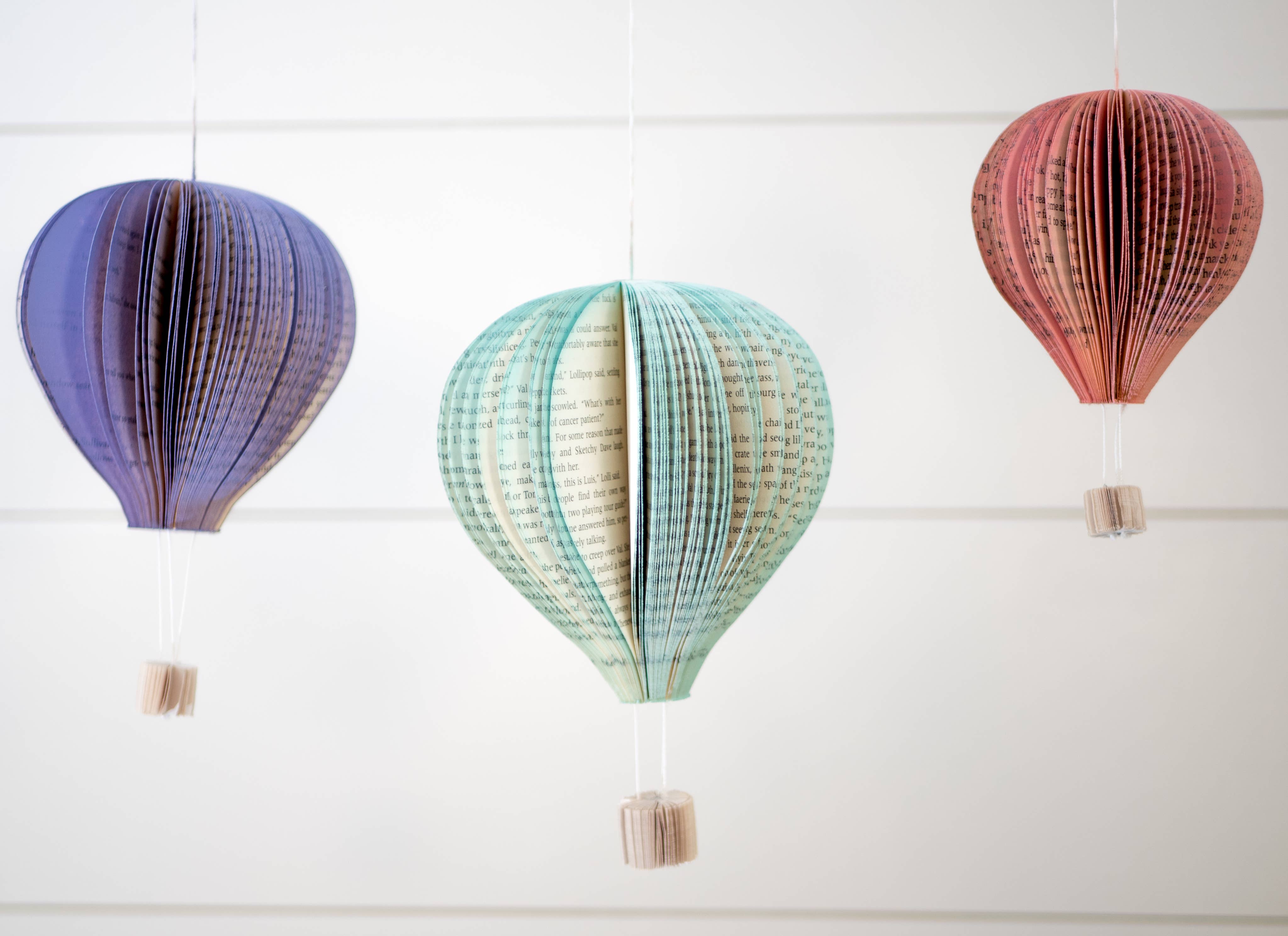 Root To Vine - Vente Décalcomanie – décorations de fête - Décor de livre en forme de montgolfière - Décoration de fête thème aventure1