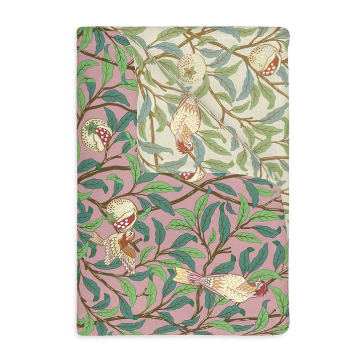 Couverture de luxe en velours Minky (impression recto-verso) inspirée par William Morris - Collection Oiseau et Grenade - Rosella / Parchemin pour la vente par Willy Morris Home Emporium