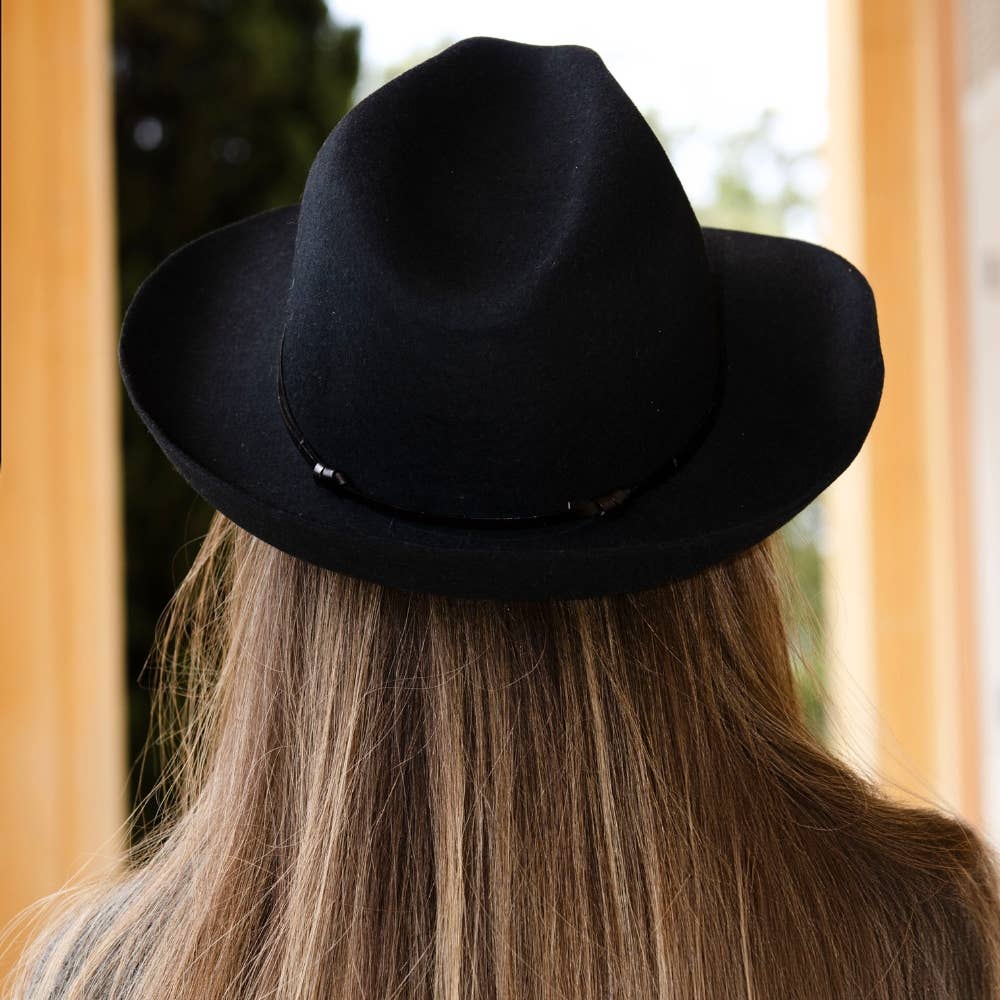 TRAVAUX EN COURS... – Großhandel Fedora-Hut – Damen – Filzhut mit Lederband und rohem Rand4