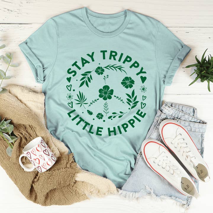 PIGMENTIFY – Großhandel T-Shirt mit Siebdruck – Damen – Stay Trippy Little Hippie T-Shirt mit Blumenmuster und Friedenszeichen