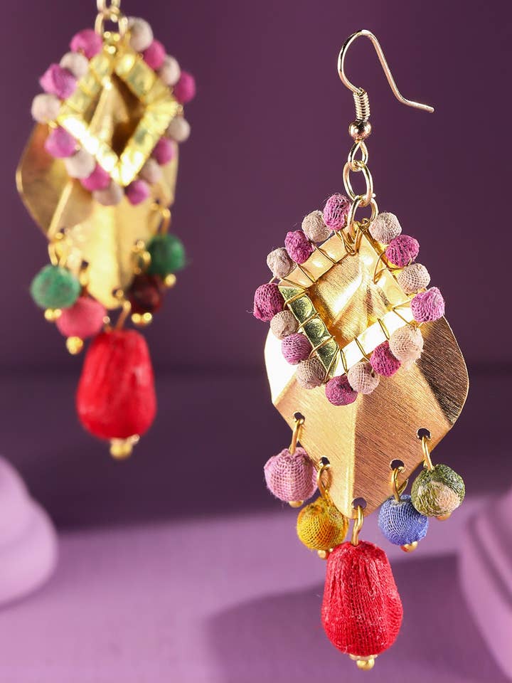 Boucles d'oreilles en feuilles superposées et perles colorées faites à la main pour la vente par Urbanista