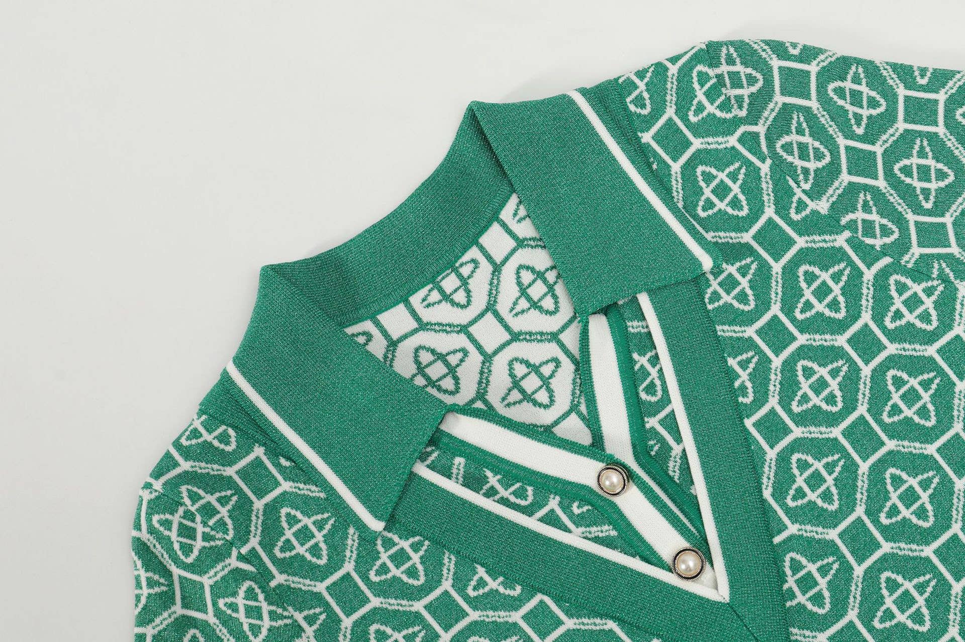 Verde Abito in Maglia 19Y con Bottoni di Perla e Finto Colletto Polo a V in vendita all'ingrosso su Faire7
