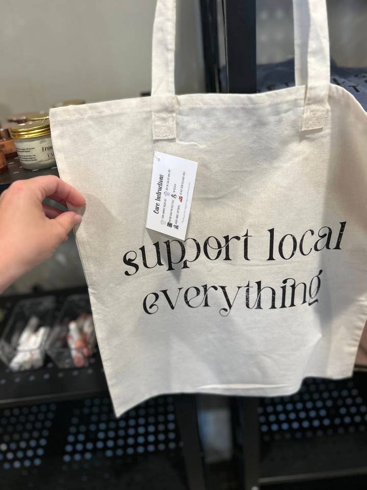 Sac fourre-tout en toile grand format "Shop Local Everything" pour la vente par KP & CO