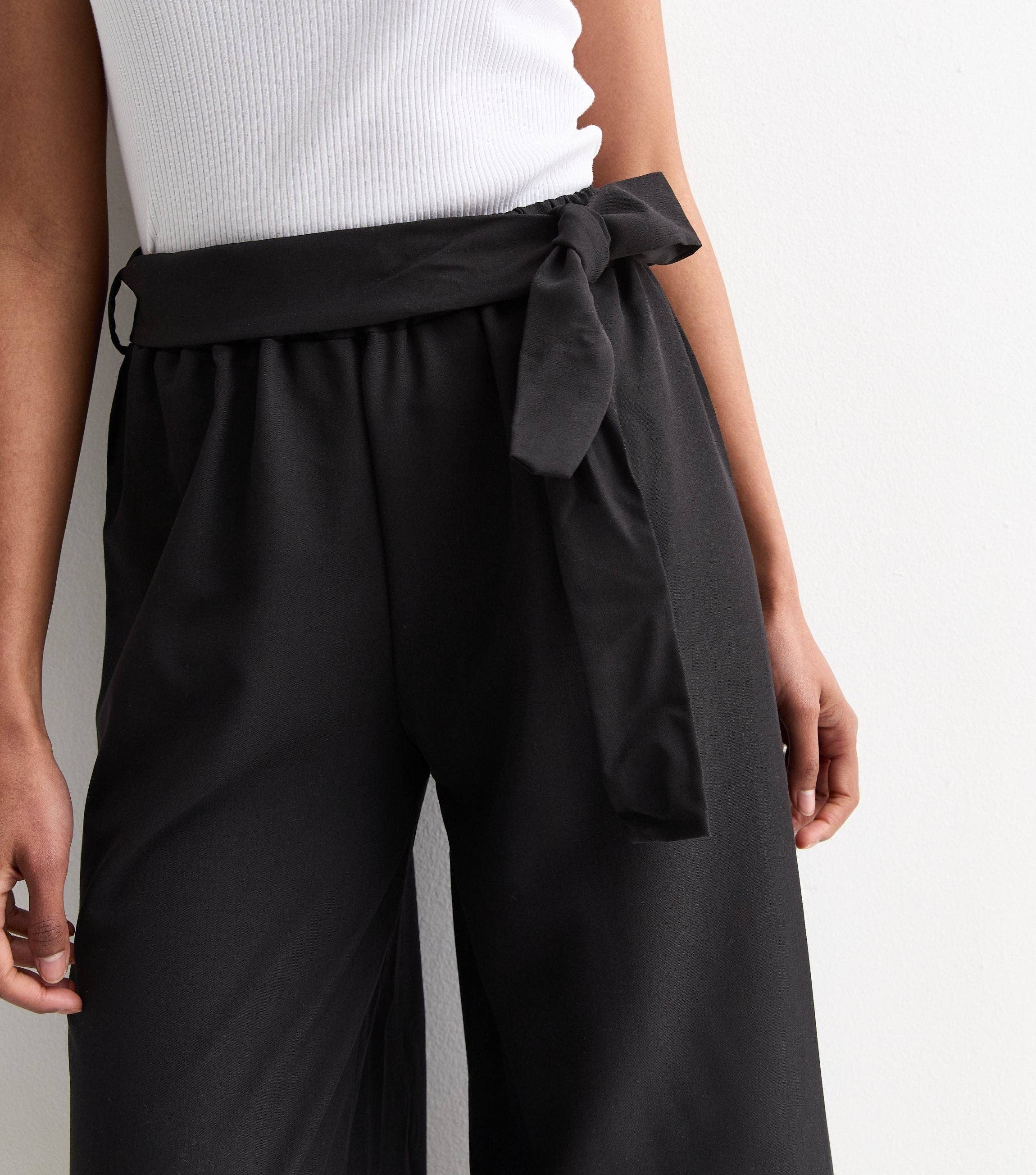 GINI LONDON – Großhandel Hose – Damen – Schwarze elastische weite Hose mit Bindegürtel-Detail2