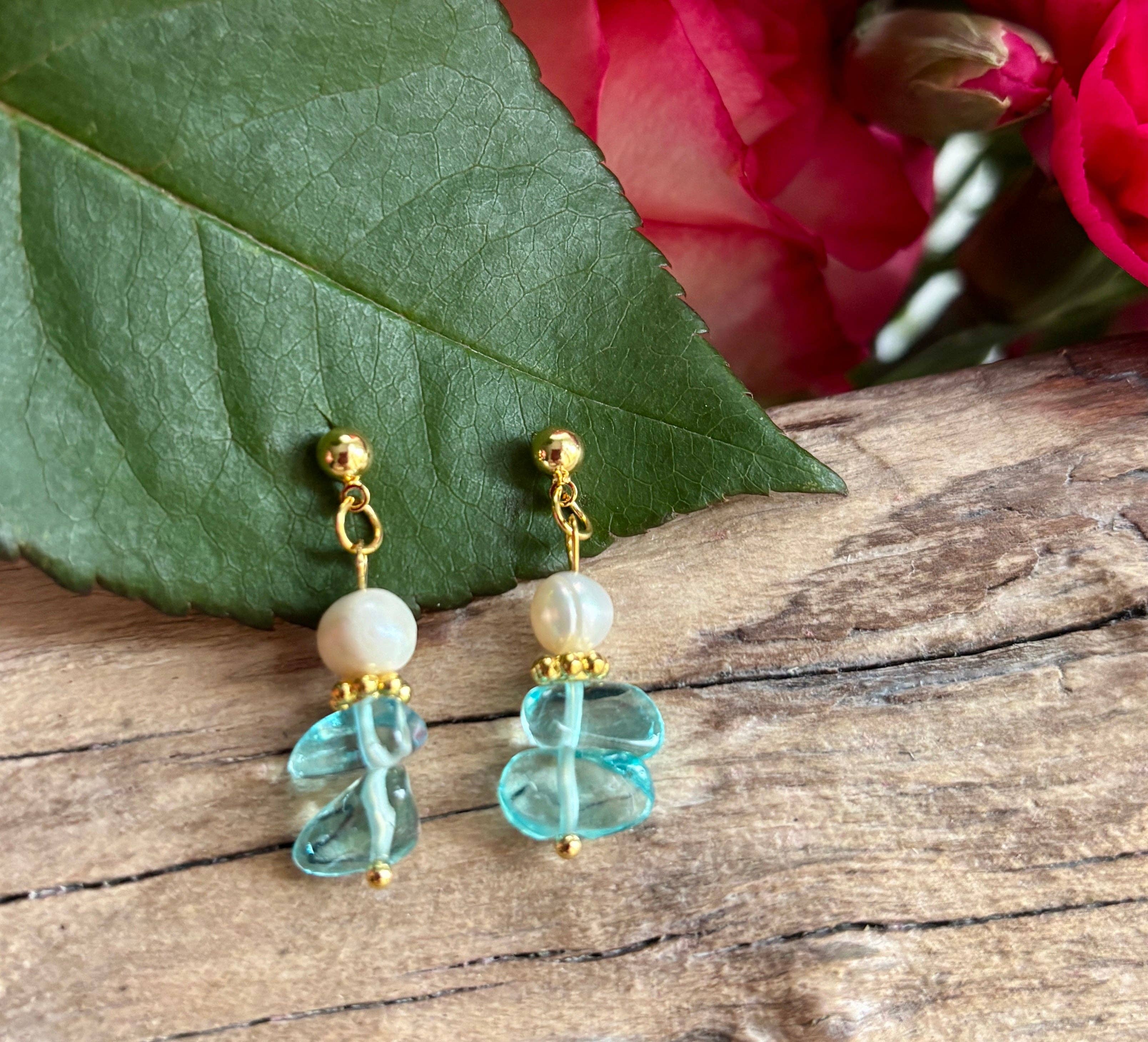 Ocean Ripples - Vente Boucles d'oreilles pendantes - Boucles d'oreilles pendantes en plaqué or 14 carats avec grappe d'aigue-marine1