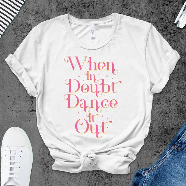 Inspirerend T-shirt met danscitaten voor dames, leuk T-shirt met typografie, casual top voor dansliefhebbers, cadeau voor danser, trendy grafisch shirt voor wholesale door FreakyTeeFactory