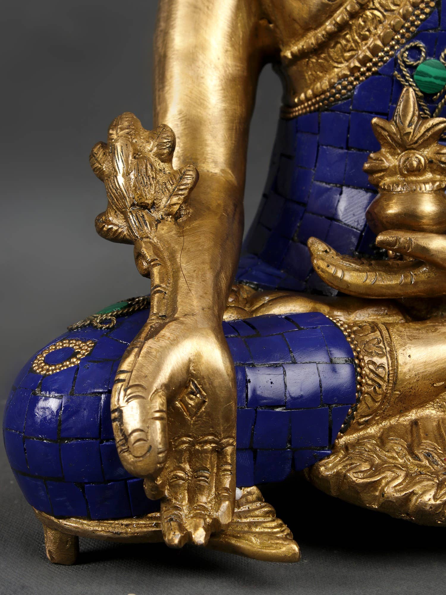 Exotic India Art - Venta al por mayor Escultura - Deidad budista tibetana de 11 pulgadas, lapislázuli, Buda de la curación, en latón2