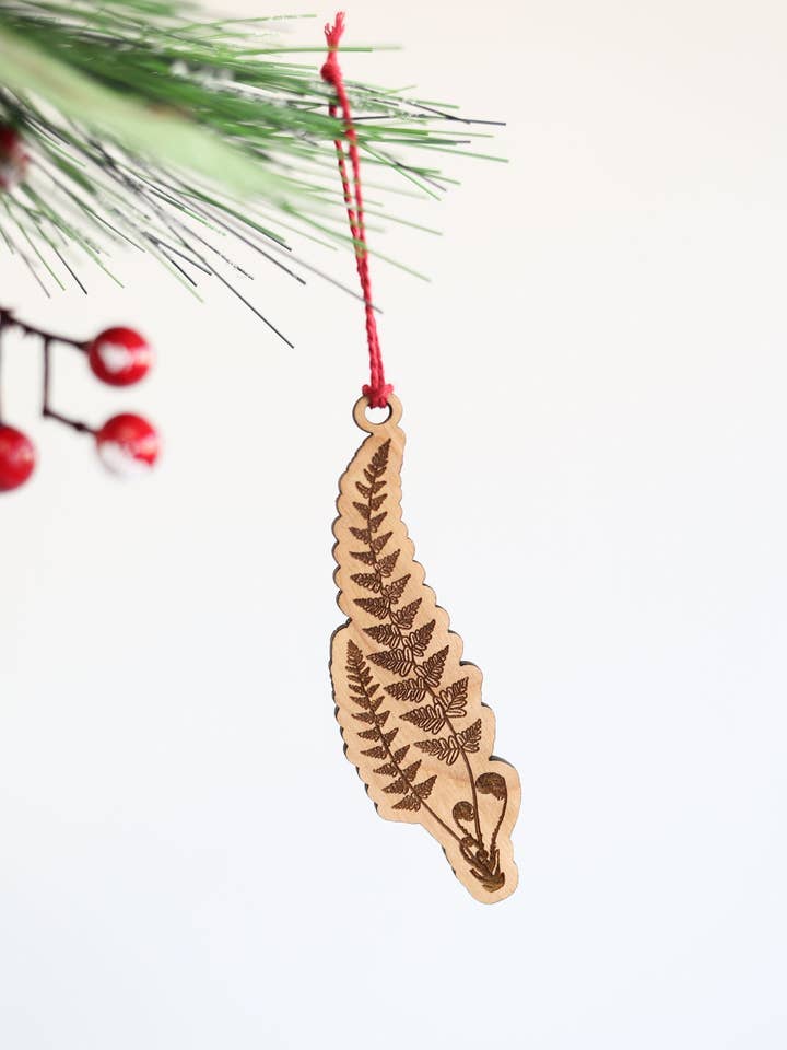 Adorno navideño de madera con forma de hoja de helecho para venta al por mayor de Highland Ridge | Handmade Home Decor