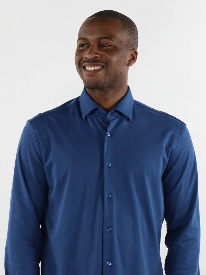 Chemise Max Colton James en bleu moyen pour la vente par Luchiano Visconti