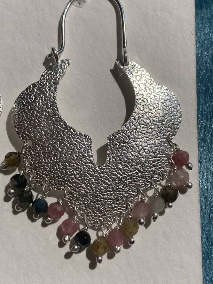 Øreringe med flerfarvede ædelsten i designerstil for engroshandel hos Aurobelle Ibiza