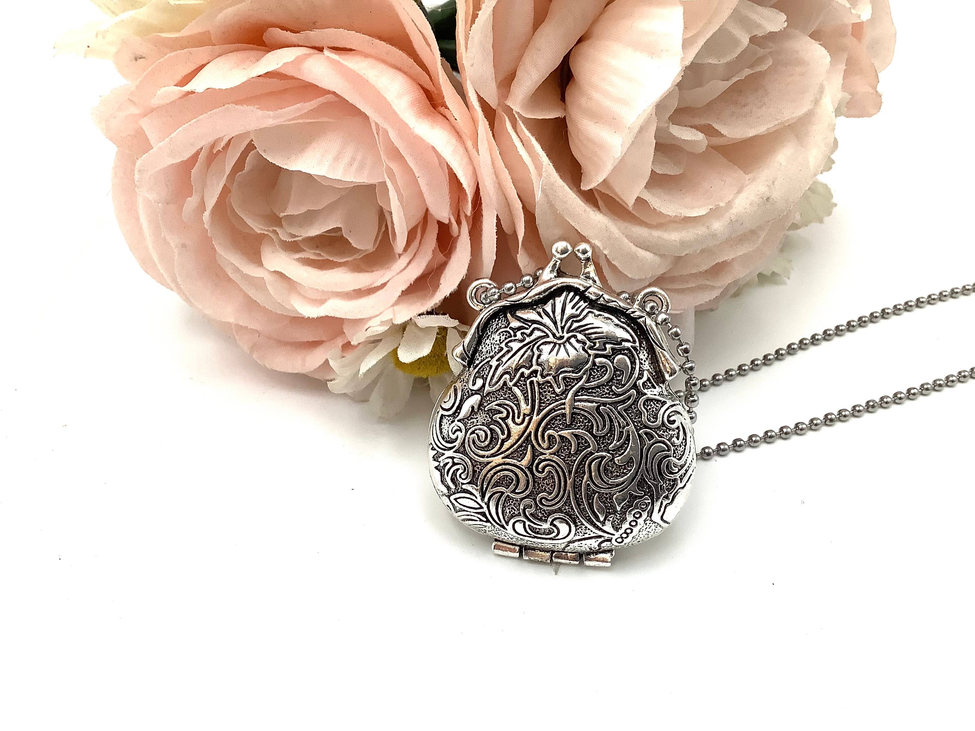 All Little Cute Things – wholesale Halsband med medaljong – Franskt viktorianskt silverhänge i form av handväska, tefestgåvor7