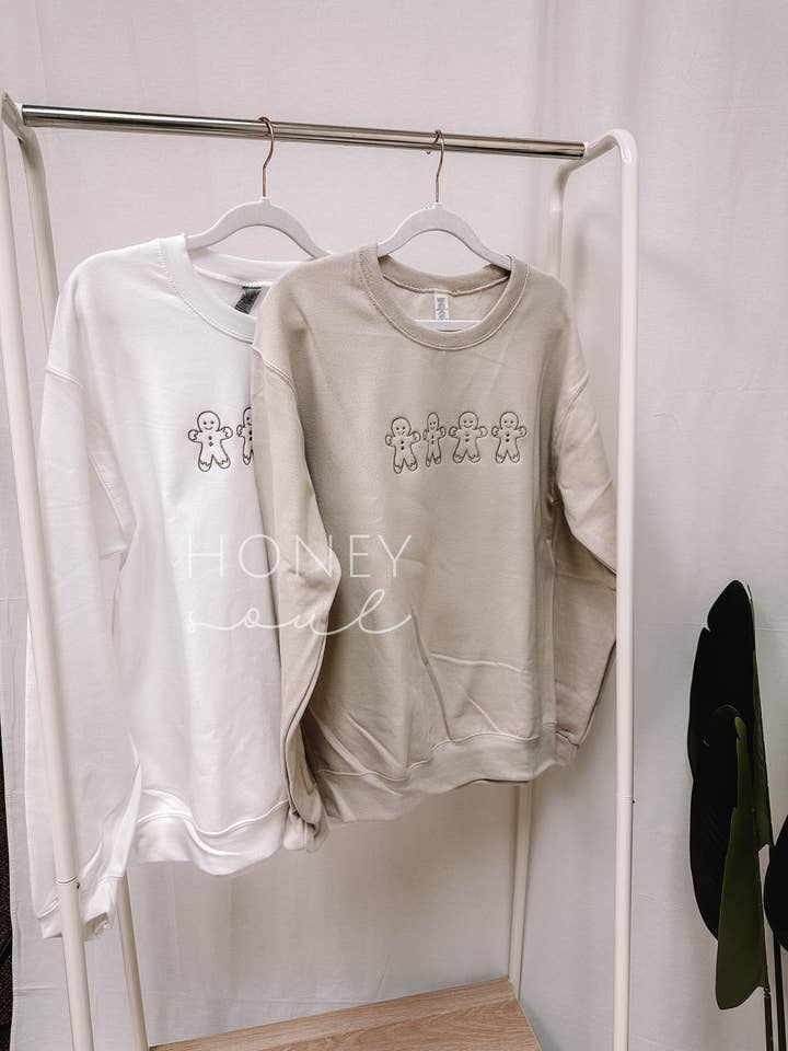 Honey Soul LLC – Großhandel Sweatshirt mit Grafikdruck – Unisex – Besticktes Sweatshirt mit Lebkuchenmännchen | Weihnachtssweatshirt6