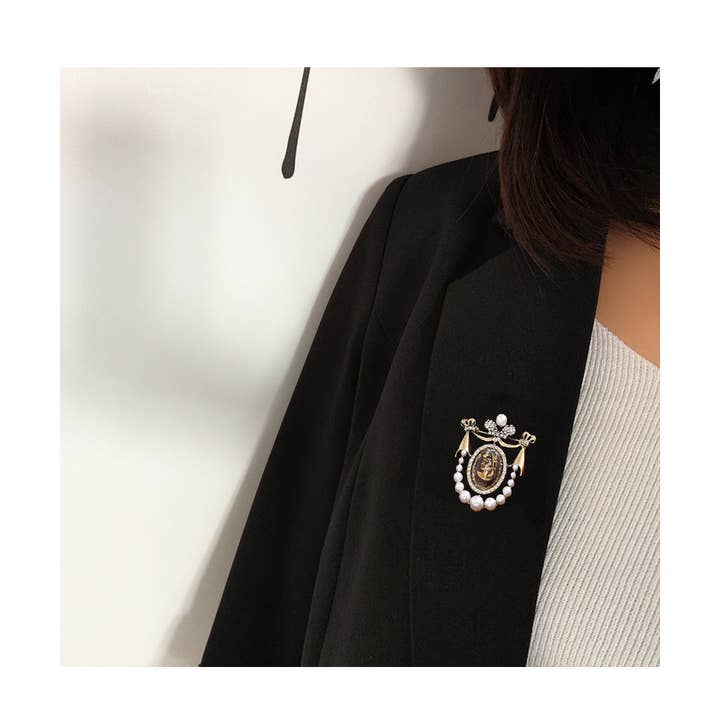 A Vintage Beauty Curtain Brooch Corsage Baroque Rhinestone Pin for wholesale on Faire6