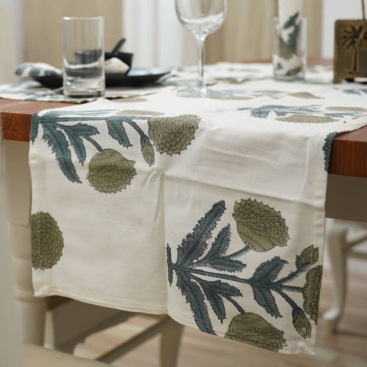 Tapis de salle à manger imprimé à blocs floraux-Badshah pour la vente par Fabdivine