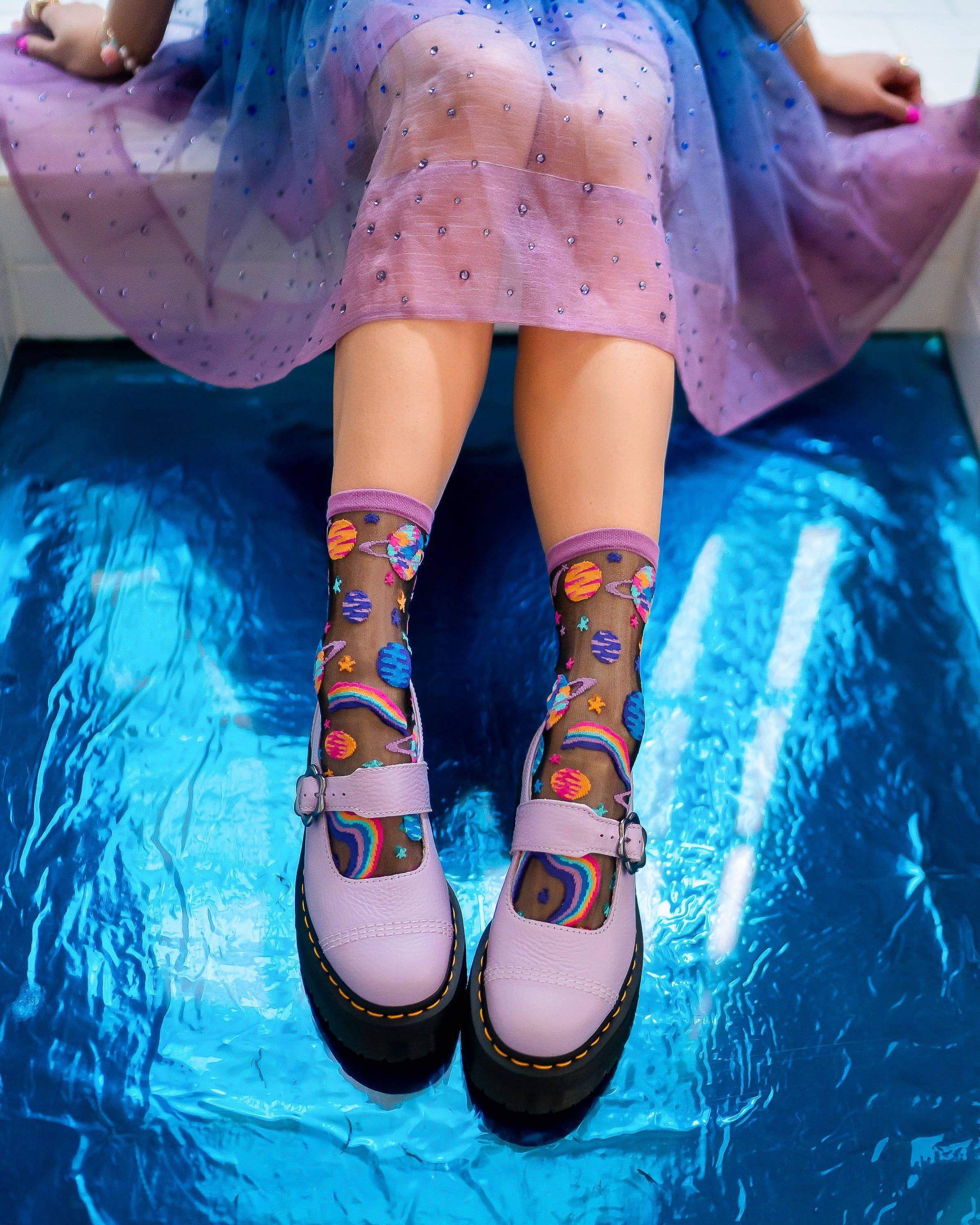 Sock Candy – Großhandel Socken – Damen – Sheersocken mit Pop-Art-Planetenmuster in Schwarz9