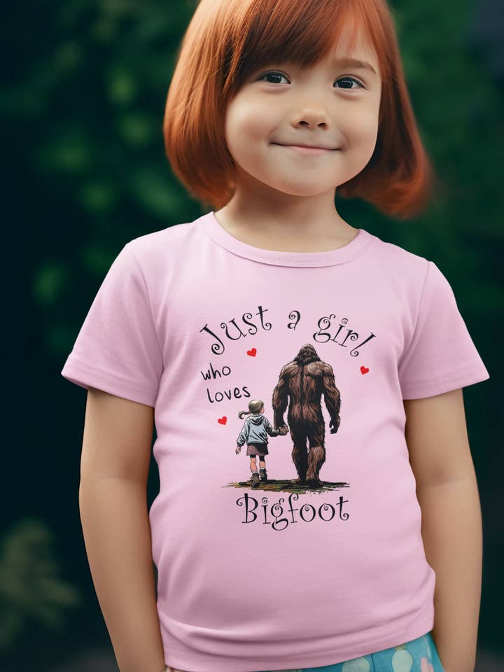 Squatchin’ Country - Vente T-shirt sérigraphié – enfant - Just a girl who loves Bigfoot - chemise pour jeunes/tout-petits (rose)3