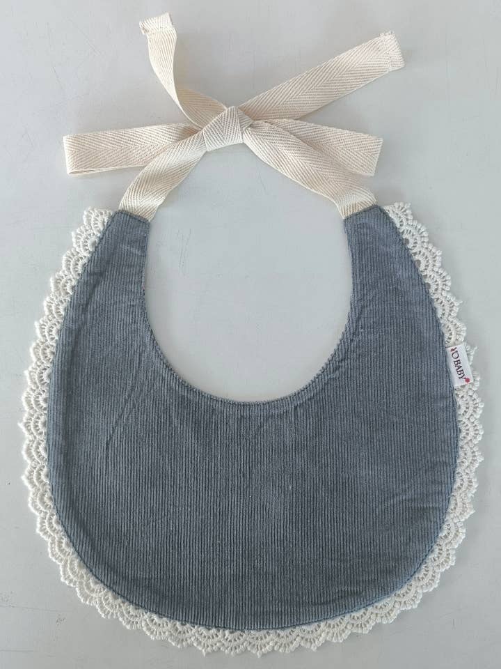 Bavoir pour bébé réversible en velours côtelé gris uni et imprimé floral gris pour la vente par Yo Baby
