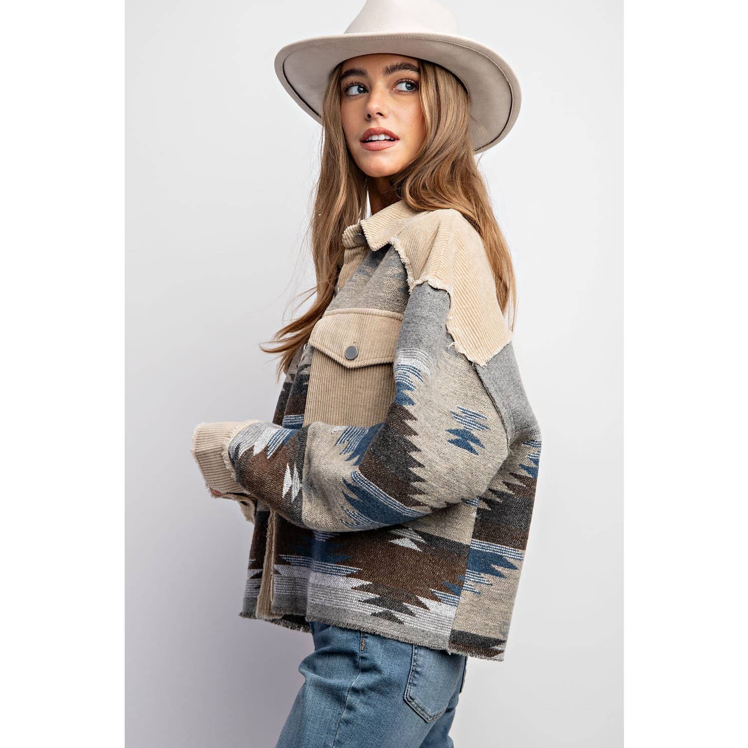 Sweet Generis – Großhandel Hemdjacke/Shacket – Damen – BUTTON-DOWN-HEMDJACKE IN BLOCKFARBEN MIT STAMMESMUSTER UND AZTEKISCHEM MUSTER24