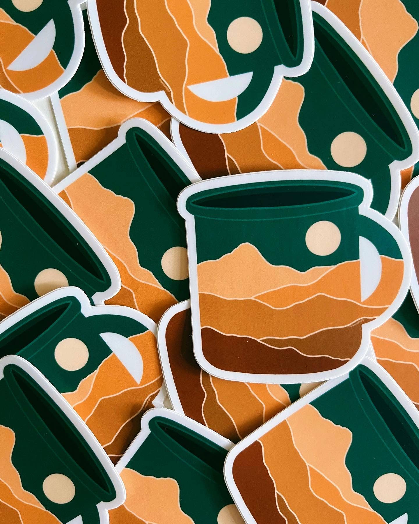 Jessica Holly Creative - Vendita all'ingrosso Adesivo - Adesivo in vinile 'Camp Mug' Skyline di montagna, 3 pollici2