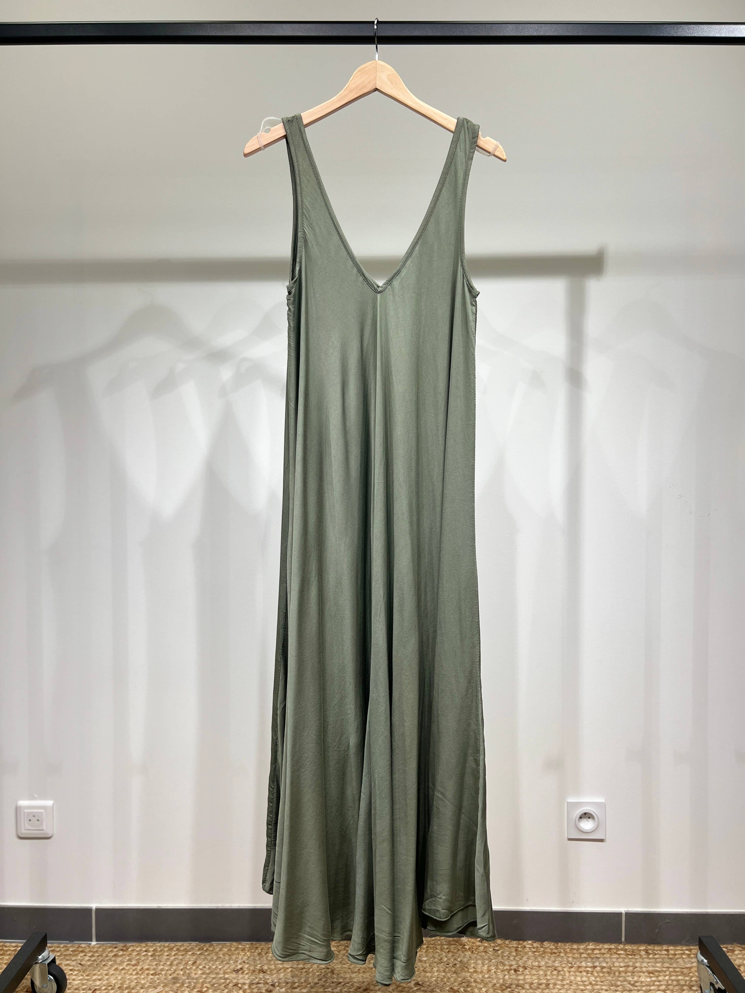 L'Emotion – Großhandel Kleid – Damen – Maxikleid mit V-Ausschnitt und breiten Trägern9